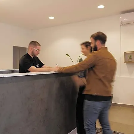 Hotel Local & *